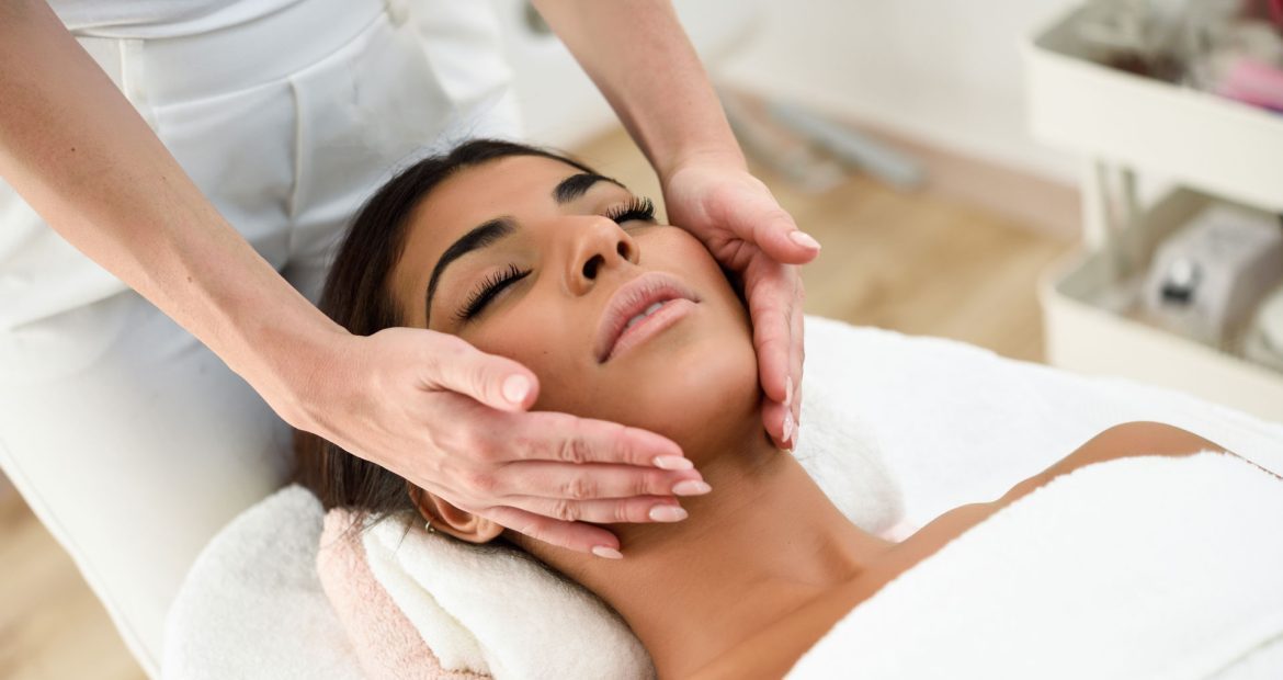 woman-receiving-head-massage-in-spa-wellness-J9S8GXE-pdyuo6iyjgqdl2q5j4gqd05kwl6sxj2pzy17g3mjso